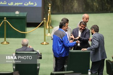 نمایندهای که با لباس ایرانخودرو در جلسه استیضاح وزیر صمت حاضر شد نمایندهای که با لباس ایرانخودرو در جلسه استیضاح وزیر صمت حاضر شد