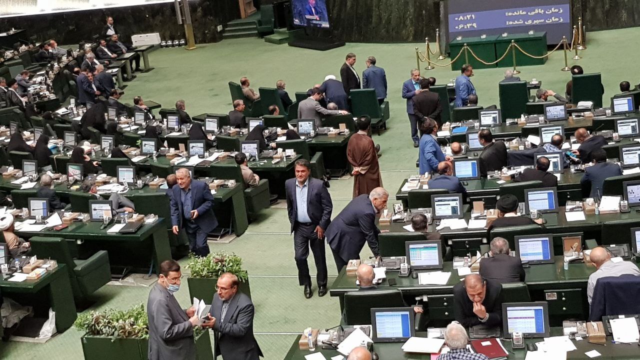 تصاویر / اقدام خلاف آیین نامه توسط قاضی زاده هاشمی برای بقای وزیر صمت