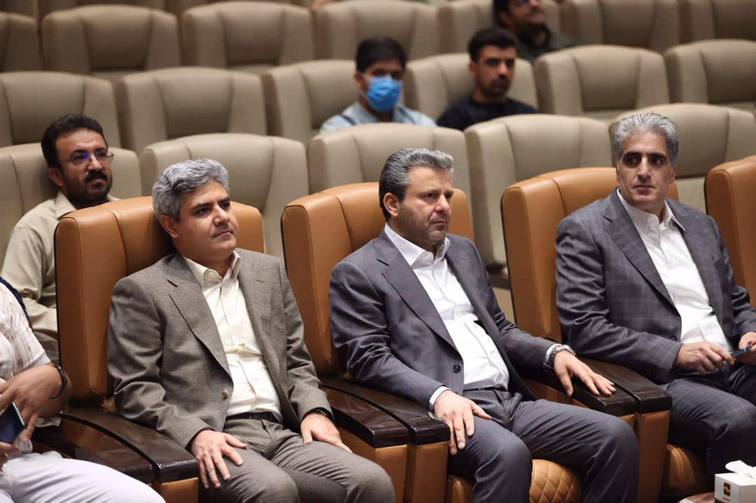 نشست سرپرست و رئیس هیأتمدیره بانک آینده با جمعی از سهامداران نشست سرپرست و رئیس هیأتمدیره بانک آینده با جمعی از سهامداران