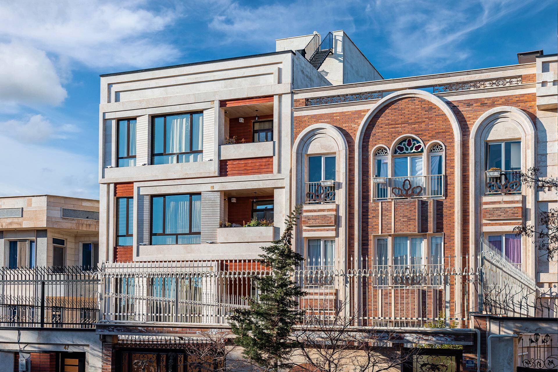 عکس نمونه پروژه نمای ساختمان و آپارتمان با ترکیب نمای شیشه ای و آجری به همراه نمای سنگی ساختمان