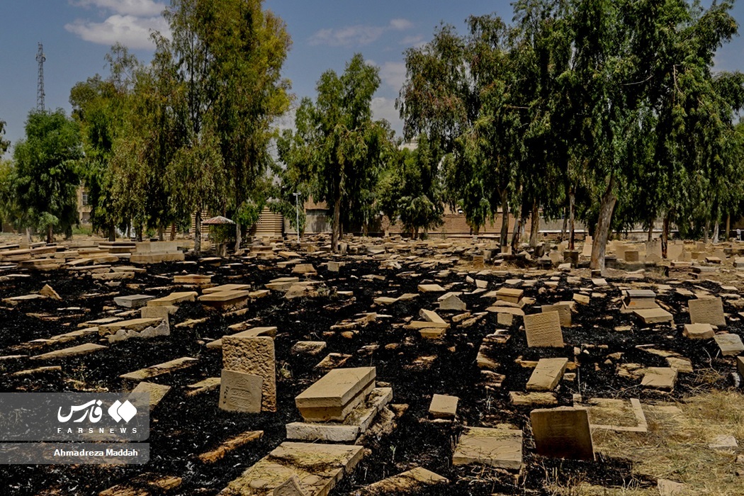 تصاویر: آتش‌سوزی در قبرستان ۱۰۰۰ ساله «دارالسلام»