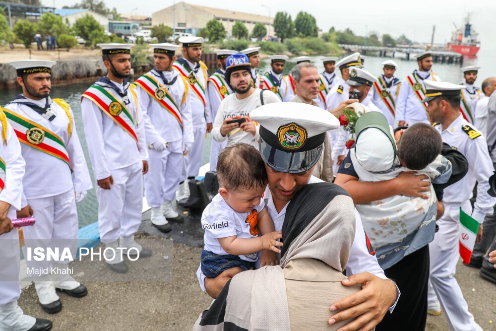 تصاویر: استقبال از ناوگروه ۸۶ نیروی دریایی