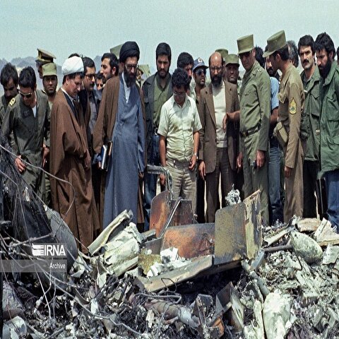 تصاویر: بازنشر؛ بازدید مقام معظم رهبری و آیت الله هاشمی رفسنجانی از محل حادثه صحرای طبس