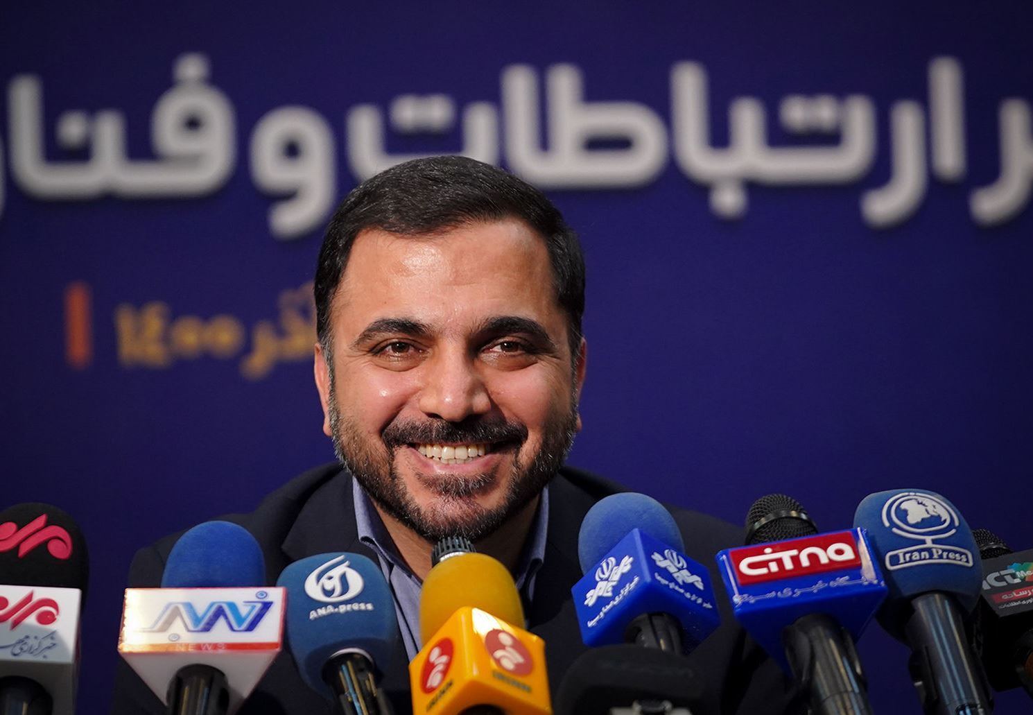 آقای زارع پور! اینترنت که هیچ! دست کم وضعیت اسف بار آنتن دهی موبایل ها را به حالت قبل برگردانید آقای زارع پور! اینترنت که هیچ! دست کم وضعیت اسف بار آنتن دهی موبایل ها را به حالت قبل برگردانید