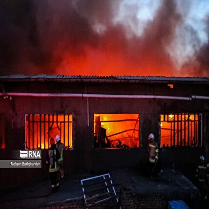 تصاویر: آتش سوزی انبار لوازم خانگی در مشهد