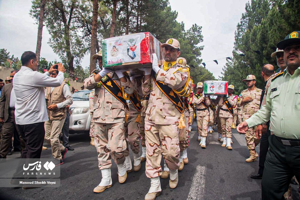 تصاویر: تشییع پیکر ۵ شهید مرزبانی در «زاهدان»