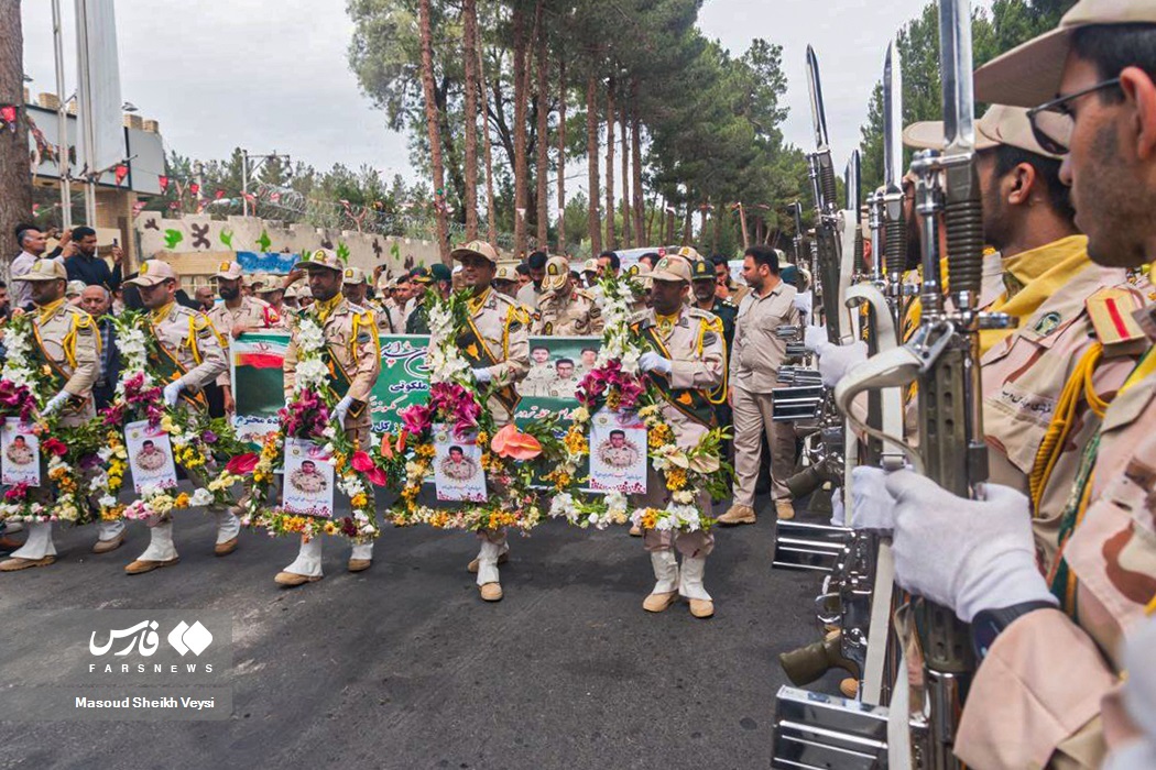 تصاویر: تشییع پیکر ۵ شهید مرزبانی در «زاهدان»