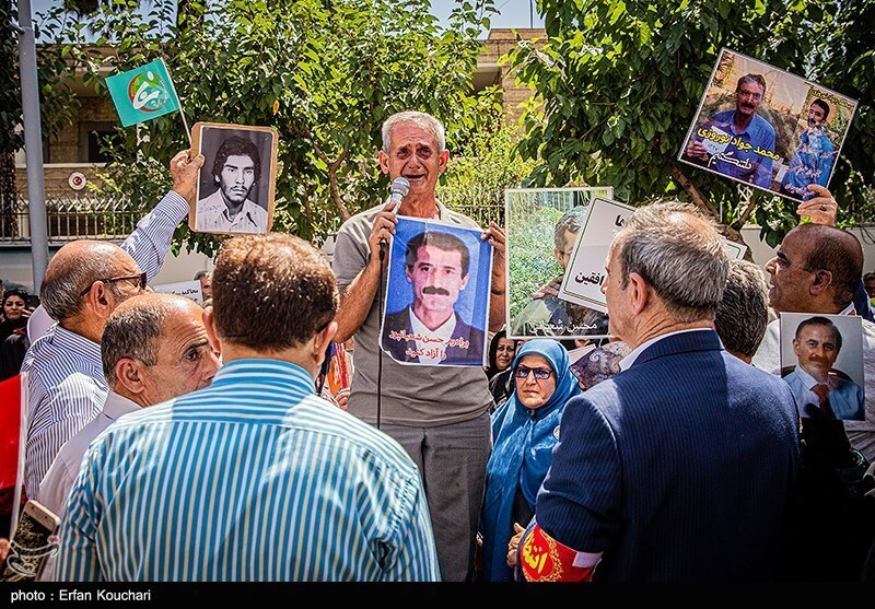 تصاویر: تجمع خانواده اعضای گرفتار شده در گروهک منافقین