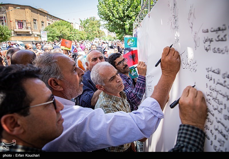 تصاویر: تجمع خانواده اعضای گرفتار شده در گروهک منافقین