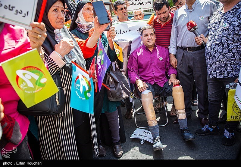 تصاویر: تجمع خانواده اعضای گرفتار شده در گروهک منافقین