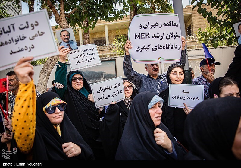 تصاویر: تجمع خانواده اعضای گرفتار شده در گروهک منافقین