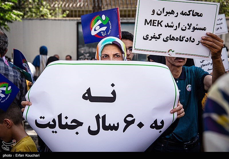 تصاویر: تجمع خانواده اعضای گرفتار شده در گروهک منافقین