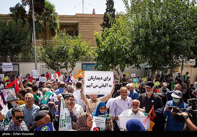 تصاویر: تجمع خانواده اعضای گرفتار شده در گروهک منافقین