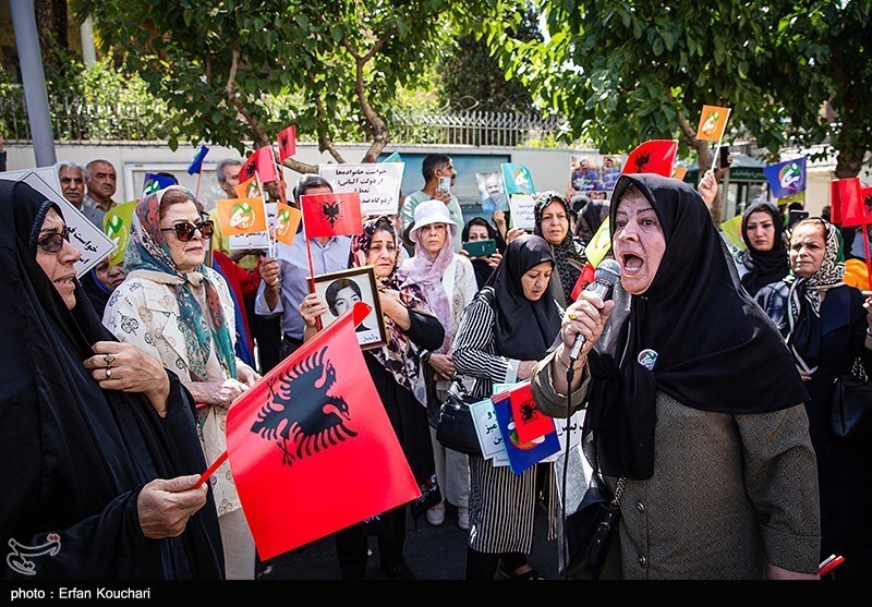 تصاویر: تجمع خانواده اعضای گرفتار شده در گروهک منافقین