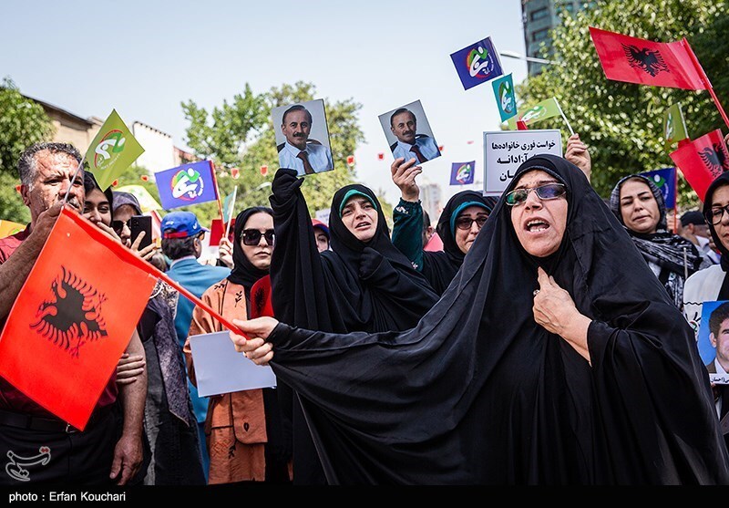 تصاویر: تجمع خانواده اعضای گرفتار شده در گروهک منافقین
