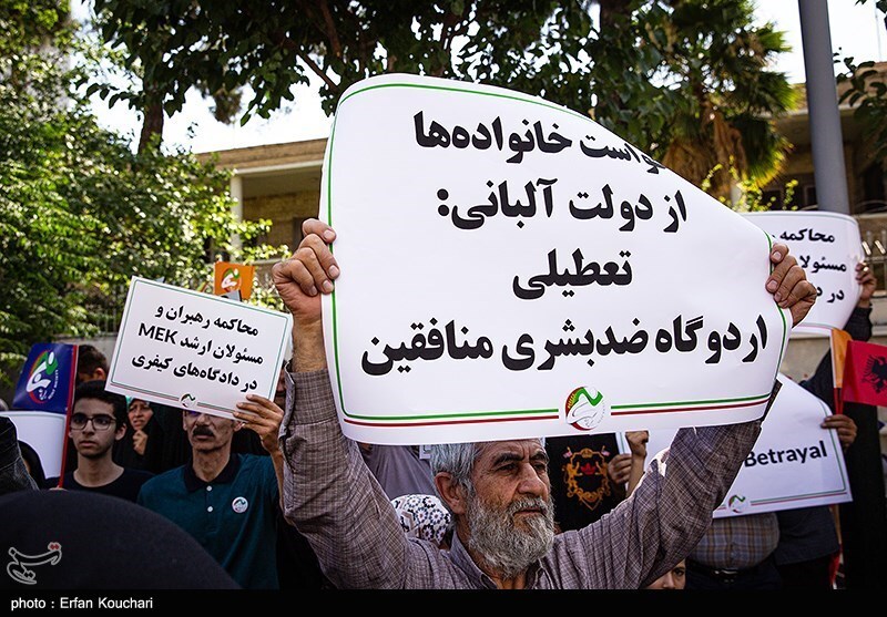 تصاویر: تجمع خانواده اعضای گرفتار شده در گروهک منافقین