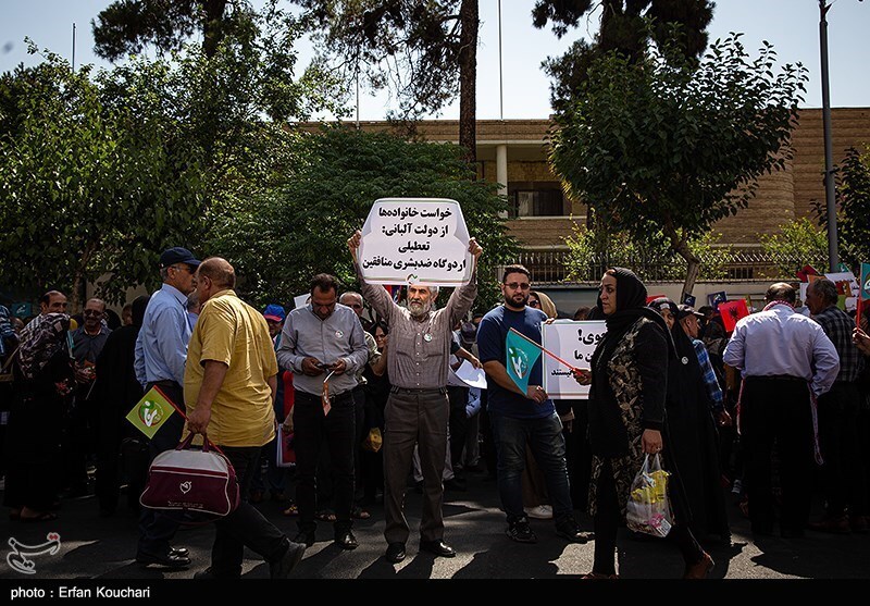 تصاویر: تجمع خانواده اعضای گرفتار شده در گروهک منافقین