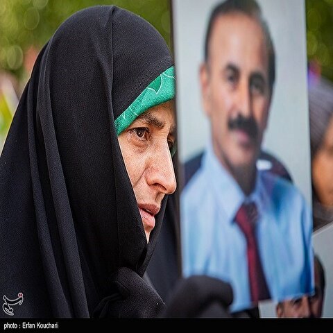 تصاویر: تجمع خانواده اعضای گرفتار شده در گروهک منافقین
