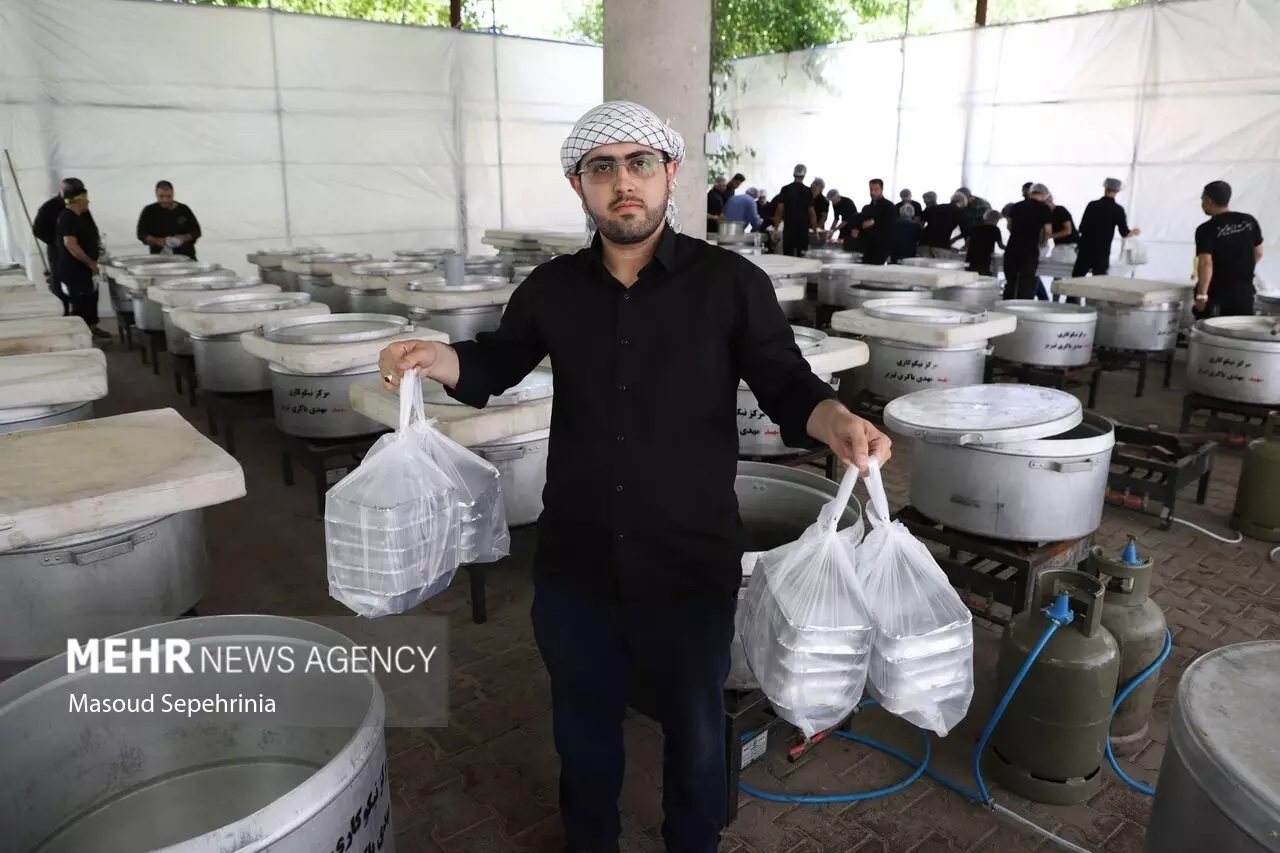 تصاویر: پخت ۷۲ دیگ غذای نذری به‌مناسبت ایام محرم در تبریز