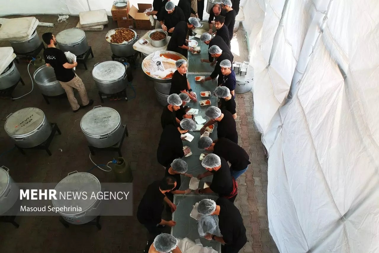 تصاویر: پخت ۷۲ دیگ غذای نذری به‌مناسبت ایام محرم در تبریز