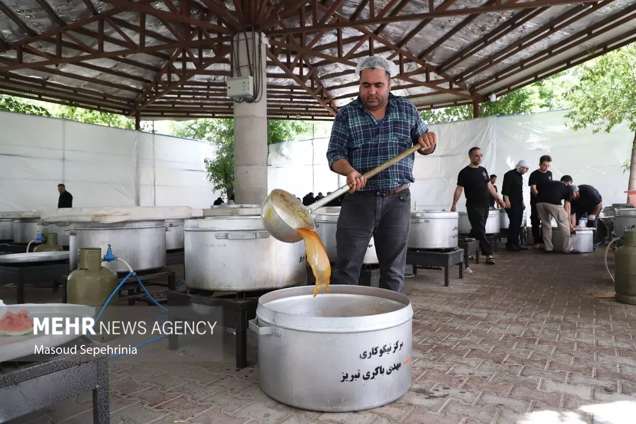 تصاویر: پخت ۷۲ دیگ غذای نذری به‌مناسبت ایام محرم در تبریز