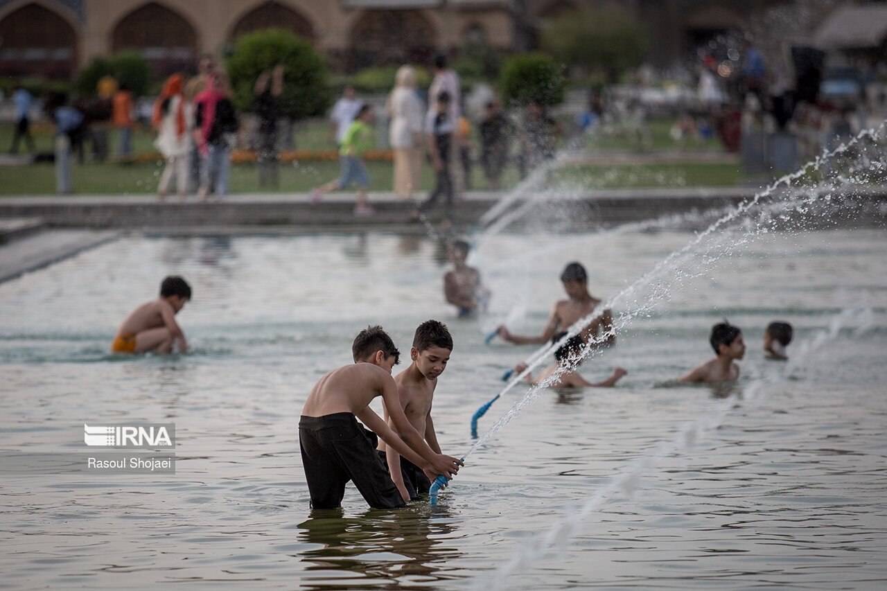 تصاویر: آبتنی در نقش جهان
