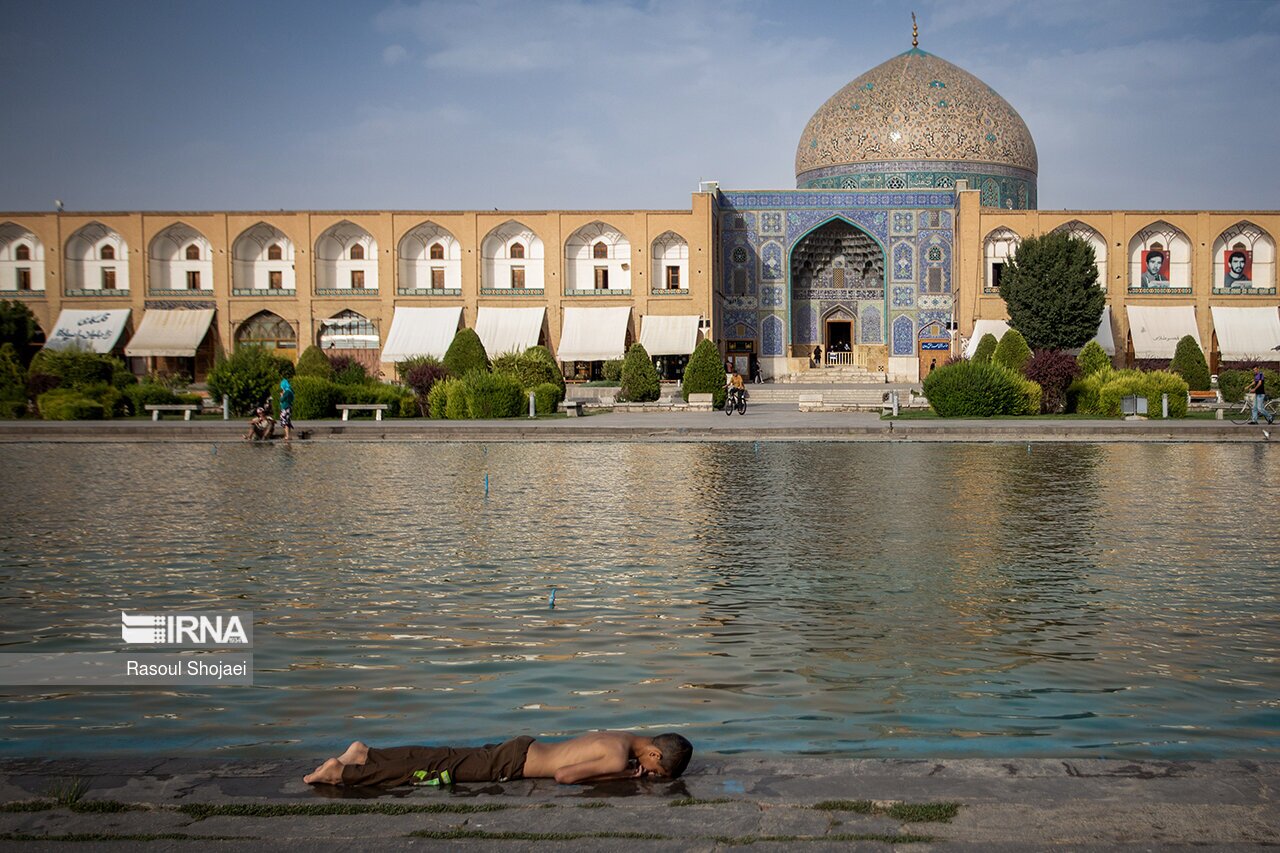 تصاویر: آبتنی در نقش جهان
