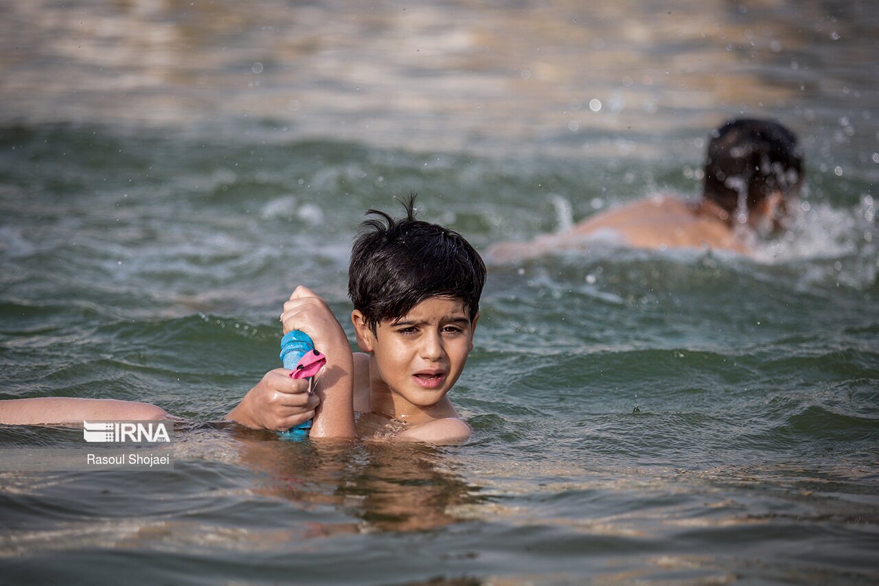 تصاویر: آبتنی در نقش جهان