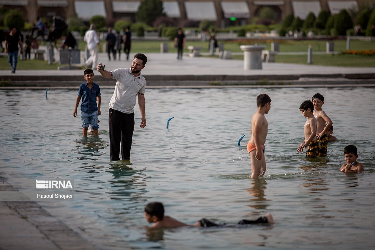 تصاویر: آبتنی در نقش جهان