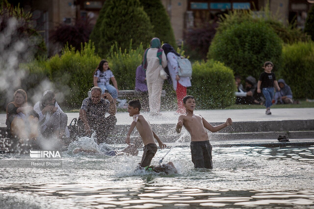 تصاویر: آبتنی در نقش جهان
