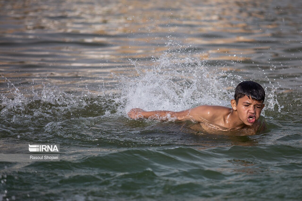 تصاویر: آبتنی در نقش جهان