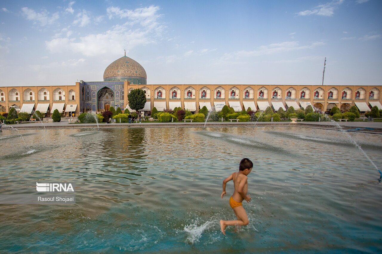 تصاویر: آبتنی در نقش جهان