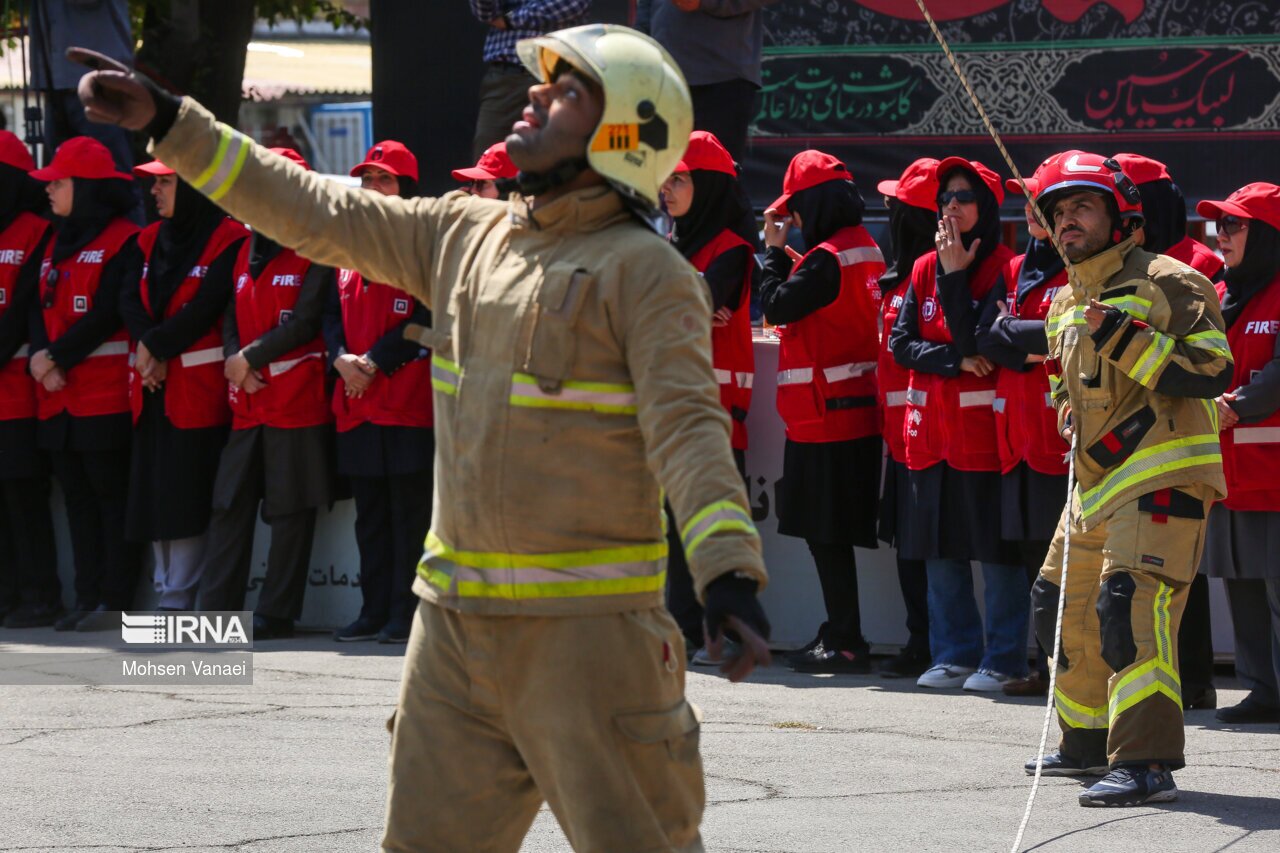 تصاویر: اختتامیه اولین گروه آتش‌نشانان داوطلب