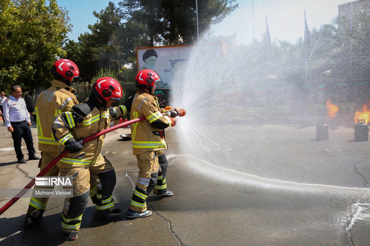 تصاویر: اختتامیه اولین گروه آتش‌نشانان داوطلب