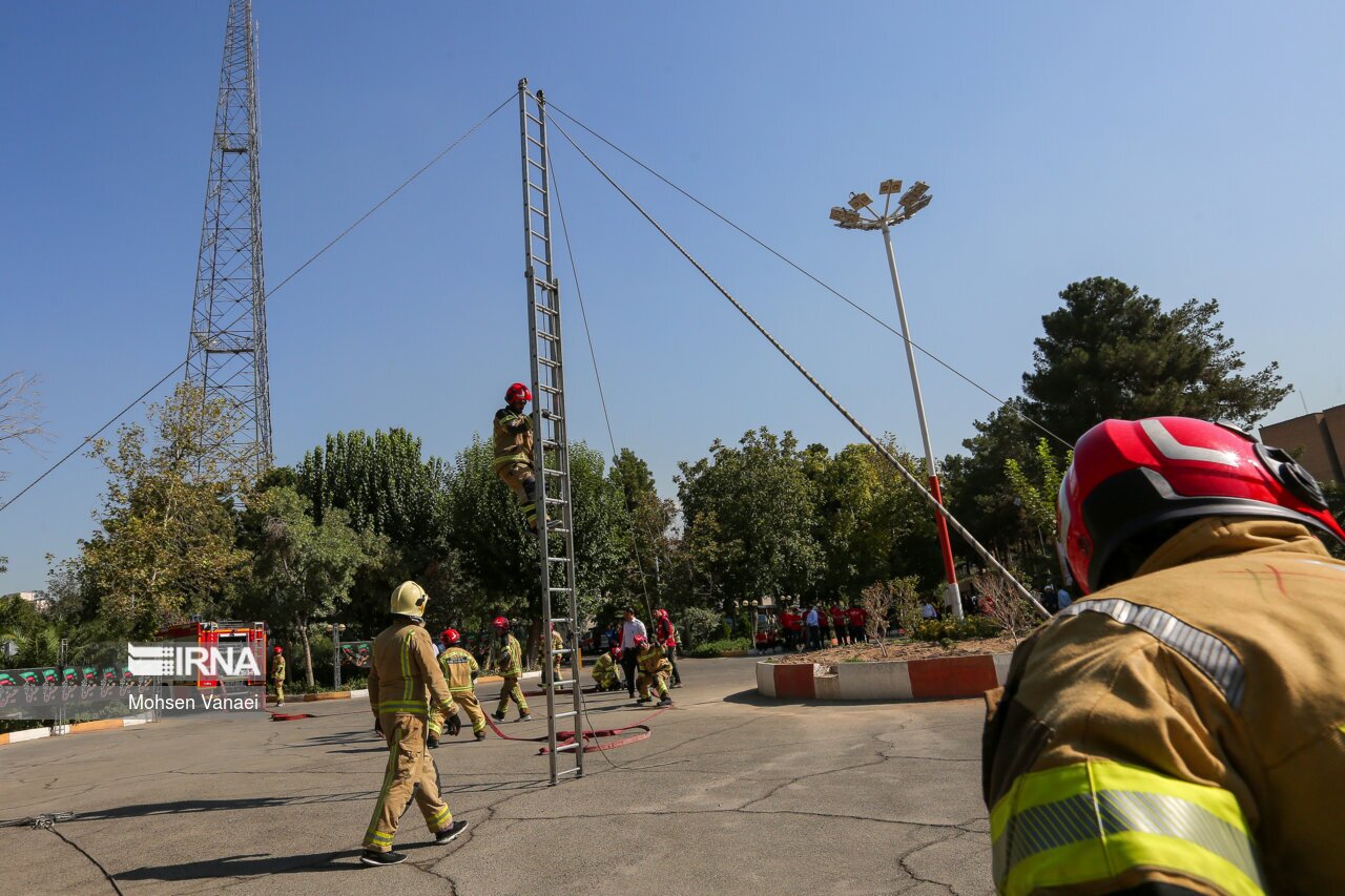 تصاویر: اختتامیه اولین گروه آتش‌نشانان داوطلب