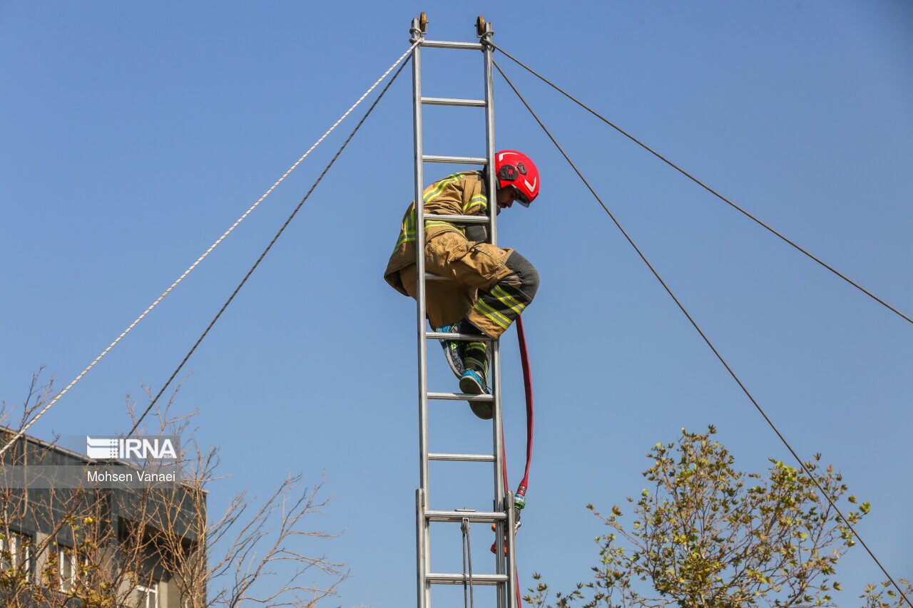 تصاویر: اختتامیه اولین گروه آتش‌نشانان داوطلب