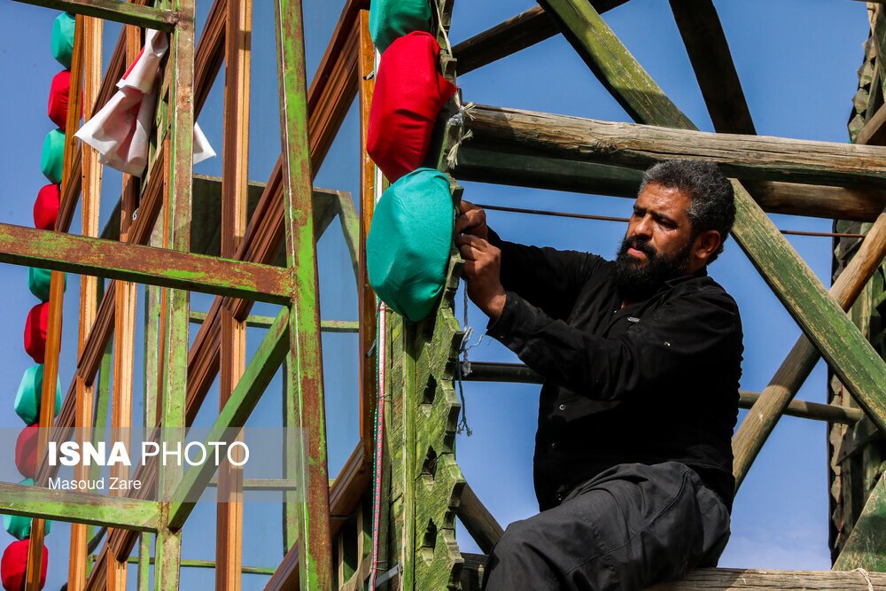 تصاویر: آیین آیینه‌بندی نخل حسینیه اعظم روستای خورمیز علیا - یزد