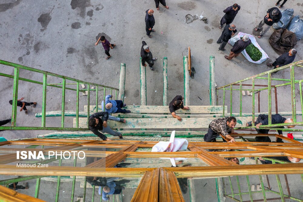 تصاویر: آیین آیینه‌بندی نخل حسینیه اعظم روستای خورمیز علیا - یزد