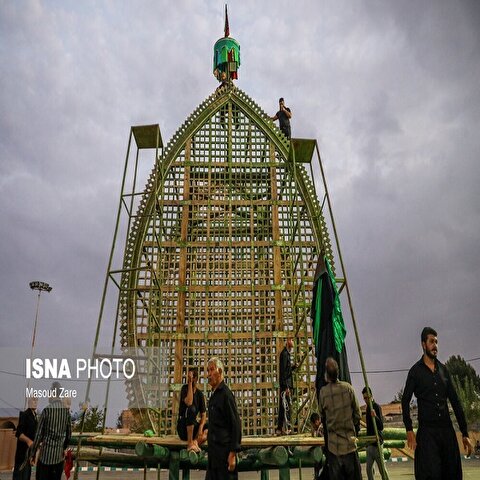 تصاویر: آیین آیینه‌بندی نخل حسینیه اعظم روستای خورمیز علیا - یزد