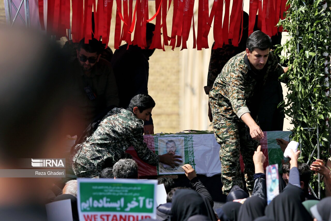 تصاویر: تشییع پیکر شهدای حرم شاهچراغ (ع)