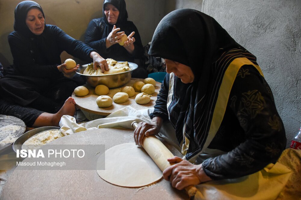 تصاویر: آیین سنتی پخت نان نذری در روستای لاسجرد سرخه - سمنان