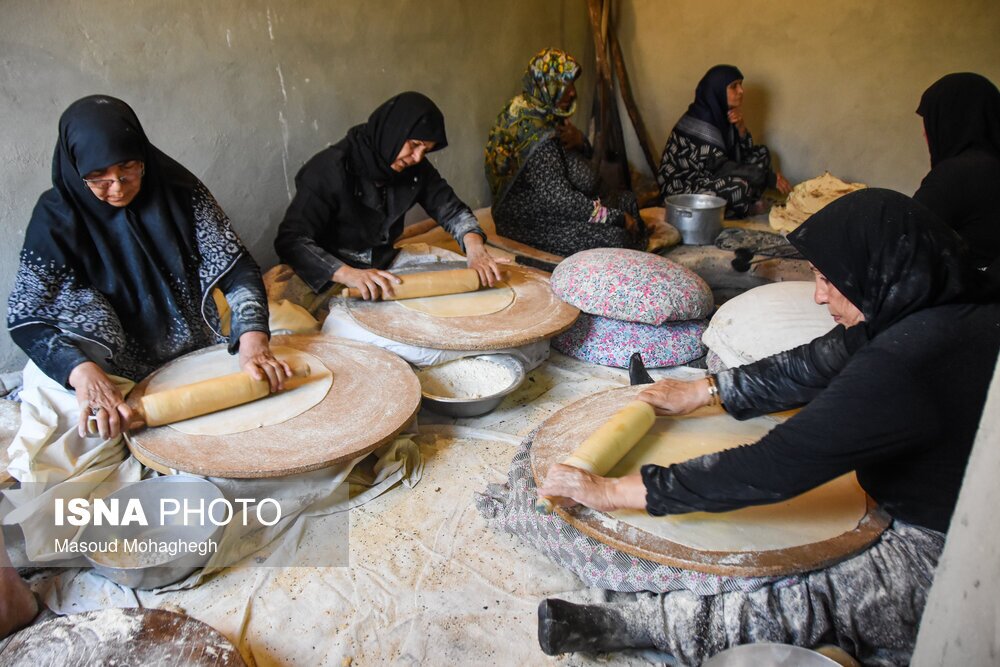 تصاویر: آیین سنتی پخت نان نذری در روستای لاسجرد سرخه - سمنان