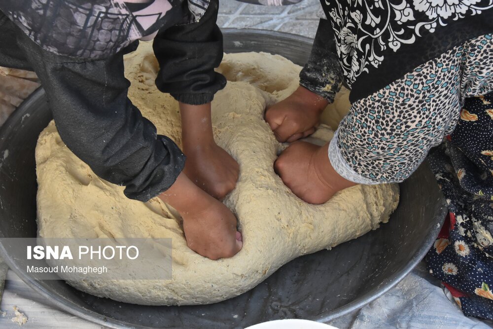 تصاویر: آیین سنتی پخت نان نذری در روستای لاسجرد سرخه - سمنان