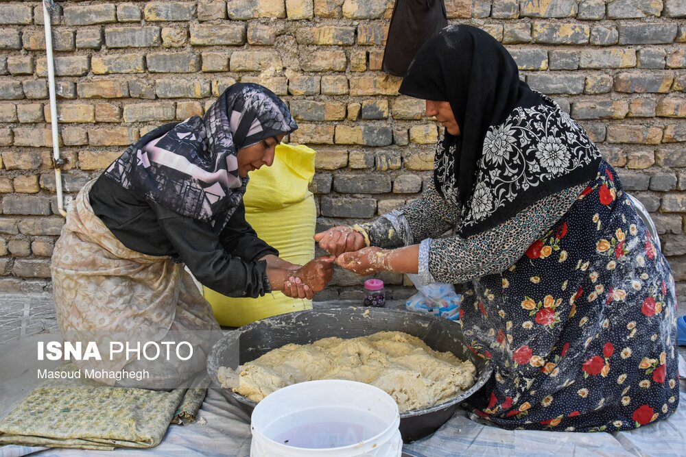تصاویر: آیین سنتی پخت نان نذری در روستای لاسجرد سرخه - سمنان