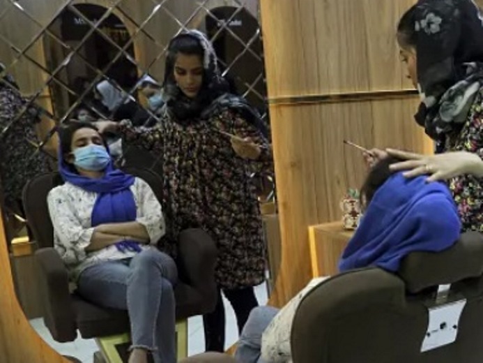 تعطیلی کامل آرایشگاه های زنانه توسط طالبان باعث بیکاری 60 هزار زن در افغانستان شد