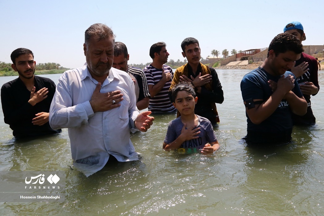 تصاویر: روضه زائران امام حسین(ع) در رود فرات