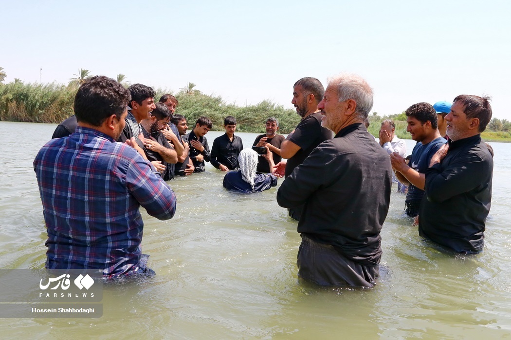 تصاویر: روضه زائران امام حسین(ع) در رود فرات