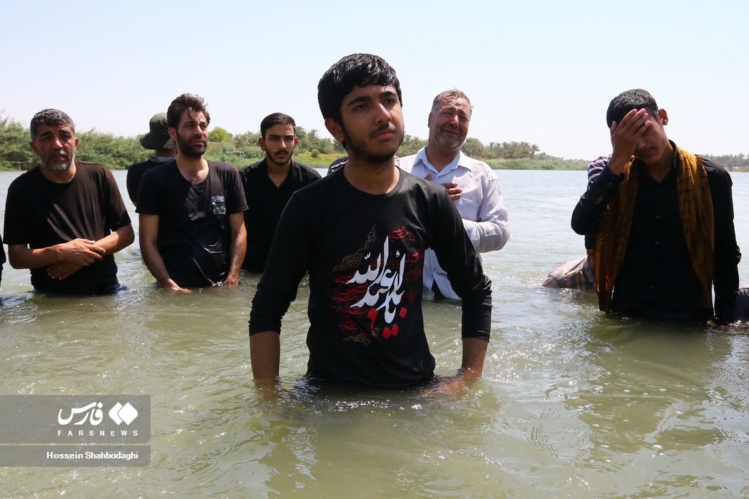 تصاویر: روضه زائران امام حسین(ع) در رود فرات