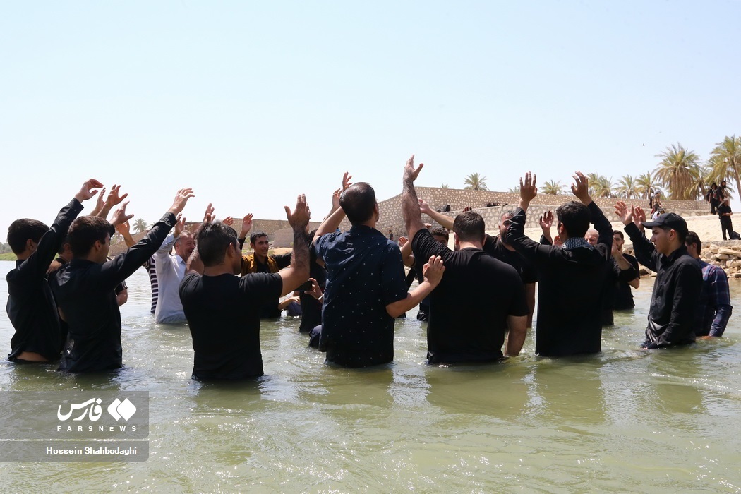 تصاویر: روضه زائران امام حسین(ع) در رود فرات