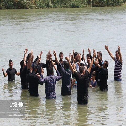 تصاویر: روضه زائران امام حسین(ع) در رود فرات